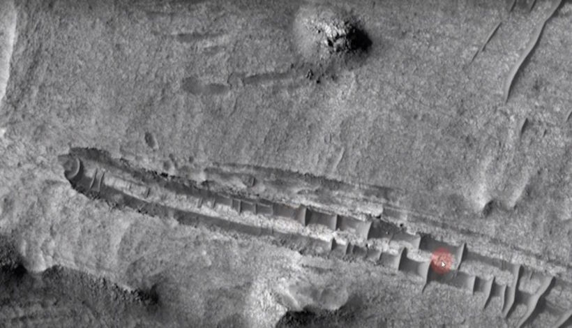Марсианская аномалия: HiRISE сфотографировал дискообразный объект в каньоне Кондор