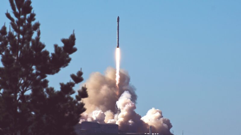 Погода очищается, когда SpaceX запускает европейский спутник