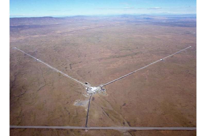 Детектор LIGO в Хэнфорде, штат Вашингтон. Второй детектор расположен в Ливингстоне, Луизиана. Автор: LIGO LIGO-Virgo-KAGRA зафиксировали самое массивное слияние черных дыр в истории
