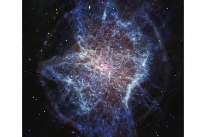 Пылевые кольца NGC 6072 в среднем ИК-диапазоне