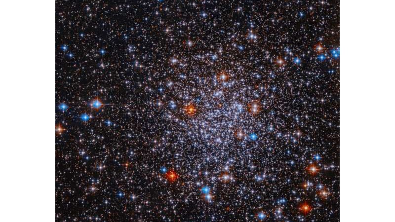 Неизведанное скопление ESO 591-12: разноцветные звёзды в объективе Hubble