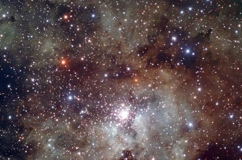 NGC 3603 — область звездообразования, расположенная в 22 000 световых лет от Солнца, ближайший регион такого типа в нашей Галактике. Фото: ESO Астрономы обнаружили одну из самых массивных двойных звезд в Галактике