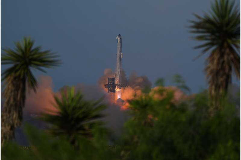 Мегаракета Starship компании SpaceX во время испытательного полёта со стартовой площадки Starbase, Техас, вторник, 26 августа 2025 года. Источник: AP Photo/Eric Gay Последний запуск Starship: тестовые спутники на орбите и приводнение в Индийском океане
