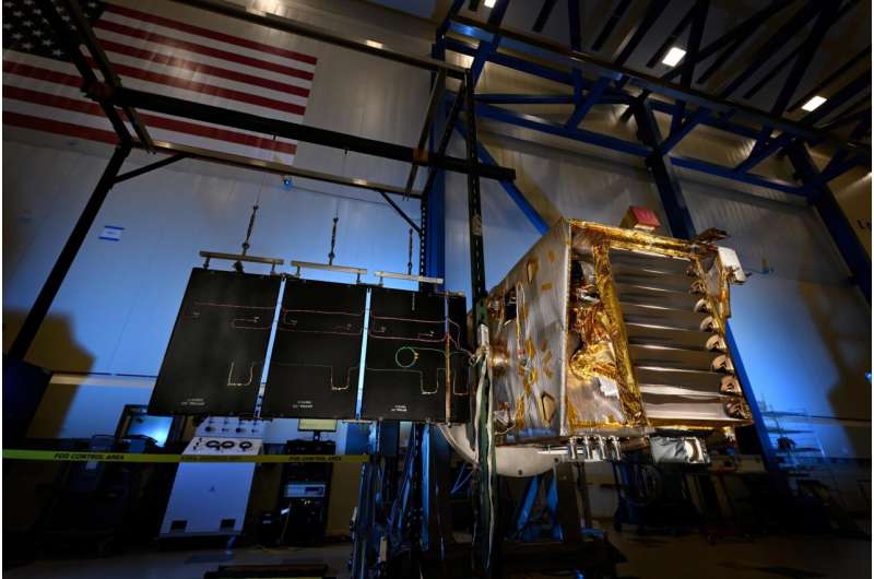 Космический аппарат NASA Lunar Trailblazer с развёрнутой солнечной панелью в чистой комнате Lockheed Martin Space (Колорадо) во время тестирования в августе 2024 года. Миссия должна была изучить природу воды на Луне, но связь с аппаратом прервалась через сутки после запуска в феврале 2025. Фото: Lockheed Martin Space Завершение лунной миссии NASA Lunar Trailblazer