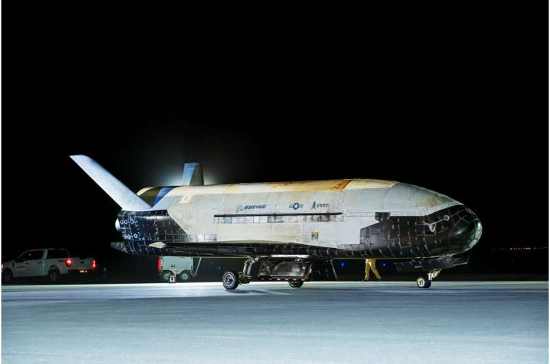 X-37B с образцами Zylon. Автор: Космические силы США X-37B с образцами Zylon