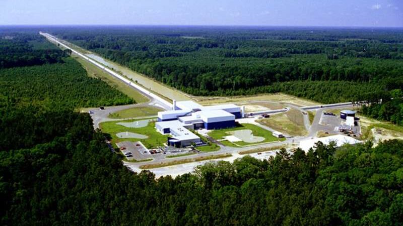 Искусственный интеллект повысил точность LIGO: новый алгоритм открывает новые горизонты в изучении черных дыр