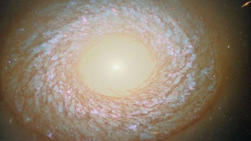 Загадочная галактика NGC 2775: Спираль или эллипс?