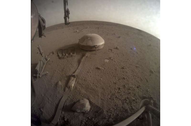 Сейсмометр на поверхности Марса, закрепленный на модуле InSight. Это одно из последних изображений аппарата перед отключением. Автор: NASA via AP Марсотрясения указывают на наличие твердого ядра у Красной планеты, как у Земли