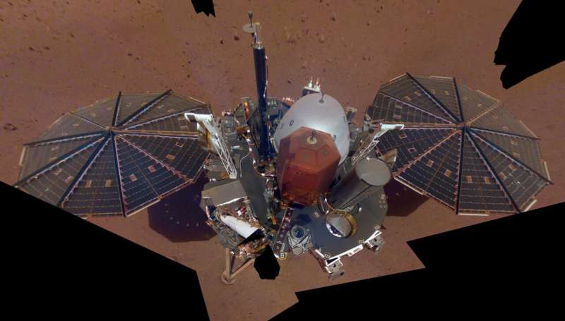Фотография посадочного модуля InSight, сделанная 6 декабря 2018 года. Автор: NASA via AP Марсотрясения указывают на наличие твердого ядра у Красной планеты, как у Земли
