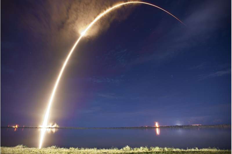 Космическая гонка на мысе Канаверал: SpaceX и ULA запустили конкурентов на орбиту