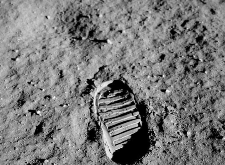 NASA против Кардашян: в космосе лун, но нет места лунному заговору