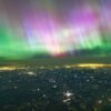 Вид с высоты: пилот-фотограф запечатлел северное сияние из кабины самолета во время солнечной бури