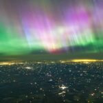 Вид с высоты: пилот-фотограф запечатлел северное сияние из кабины самолета во время солнечной бури