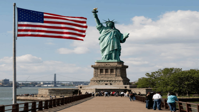 Надёжный партнёр в иммиграционном процессе: Заполнение форм USCIS, перевод документов и помощь с адаптацией в США