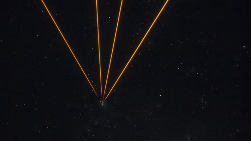 Звёздные указатели: Как лазеры VLT открывают тайны Вселенной