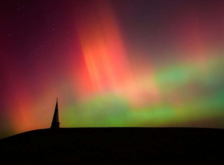 Солнечные штормы и Северные сияния: Когда Земля освещается