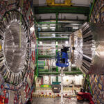 Первые микросекунды Вселенной: физики разглядели «рябь» в супе из кварков и глюонов