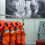 Оранжевые скафандры Artemis 2: Защита для исторического полета к Луне