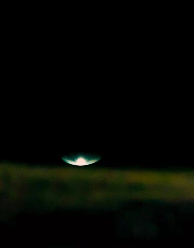 «Кто-то включил солнце посреди ночи»: В Патагонии загадочный луч превратил тьму в день на глазах у фотографа