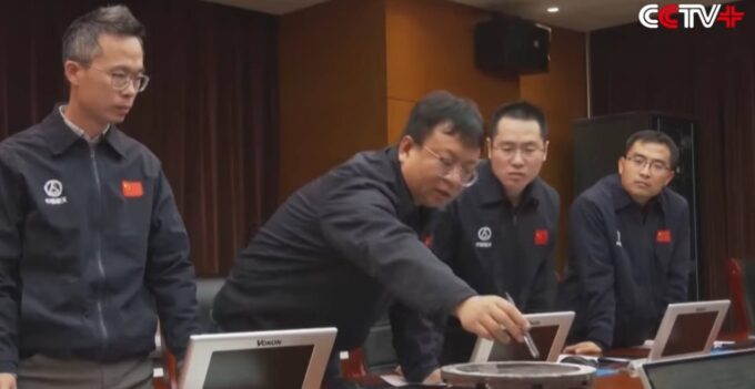 Первая космическая спасательная операция Китая: экипаж «Шэньчжоу-20» вернулся на Землю на «чужом» корабле из-за трещины в иллюминаторе