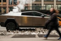 Скидочный «Кибер-бум»: Tesla резко снижает цены на Cybertruck на фоне падения спроса