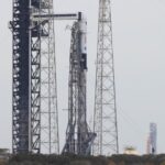 Два корабля, две судьбы: На мысе Канаверал готовятся к полётам на орбиту и к Луне