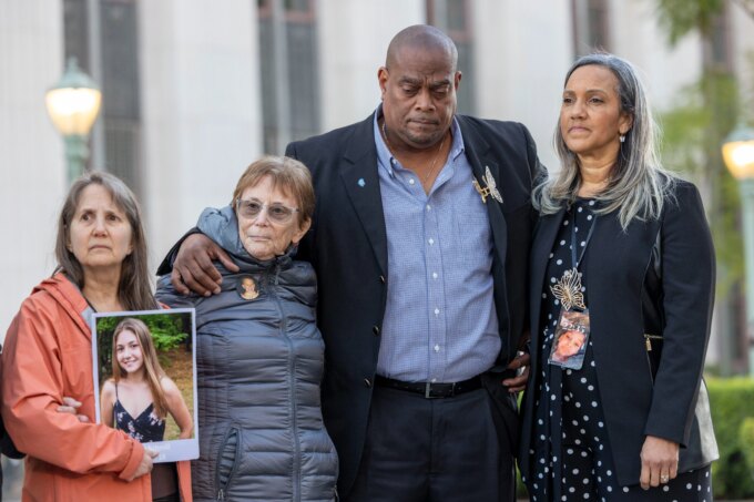 «Нам нужна помощь!» Родители требуют защиты детей от соцсетей после исторических судебных решений против Meta