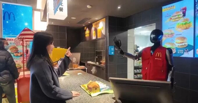«Роботы вместо людей»: в китайском McDonald's прошла пилотная замена персонала андроидами