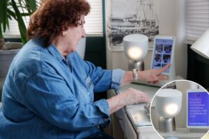 «Я живу со своей ЭллиКью»: Как робот с искусственным интеллектом спасает одиноких пенсионеров в Нью-Йорке