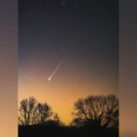 Хвост длиной в 170 тысяч лет: как фотограф из Англии снял комету PanSTARRS на фоне древних холмов