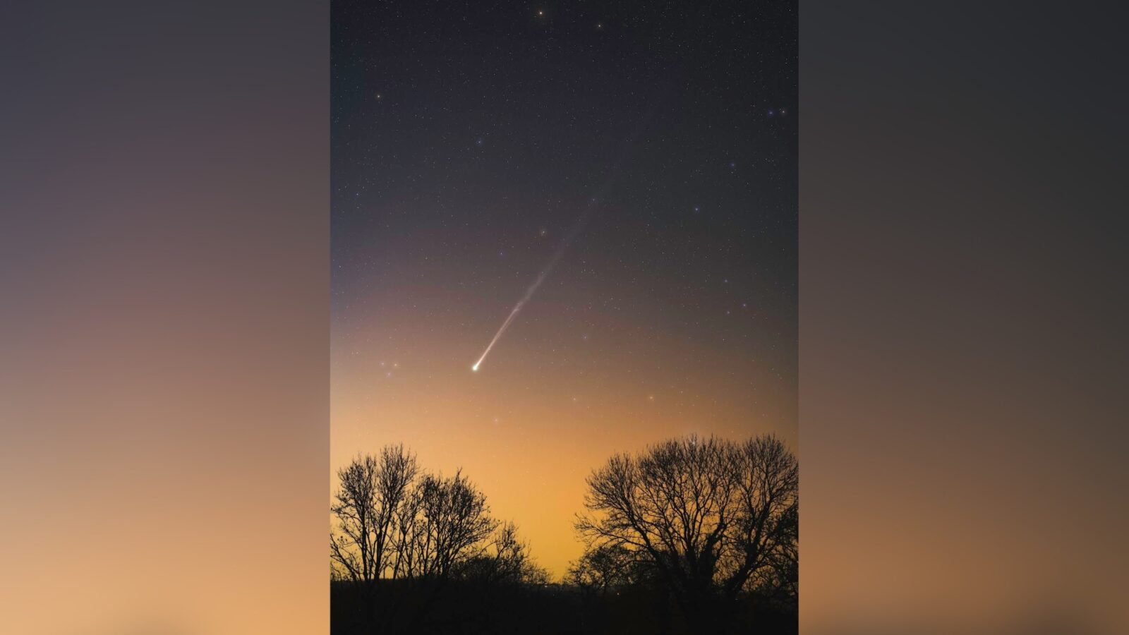Хвост длиной в 170 тысяч лет: как фотограф из Англии снял комету PanSTARRS на фоне древних холмов