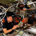 «Целомудрие, вызов»: как астронавт NASA устроил душ на виду у всего мира, а ЦУП срочно выключил камеры