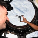 Космический обман зрения: астронавт NASA «удерживает» грузовой корабль пальцами