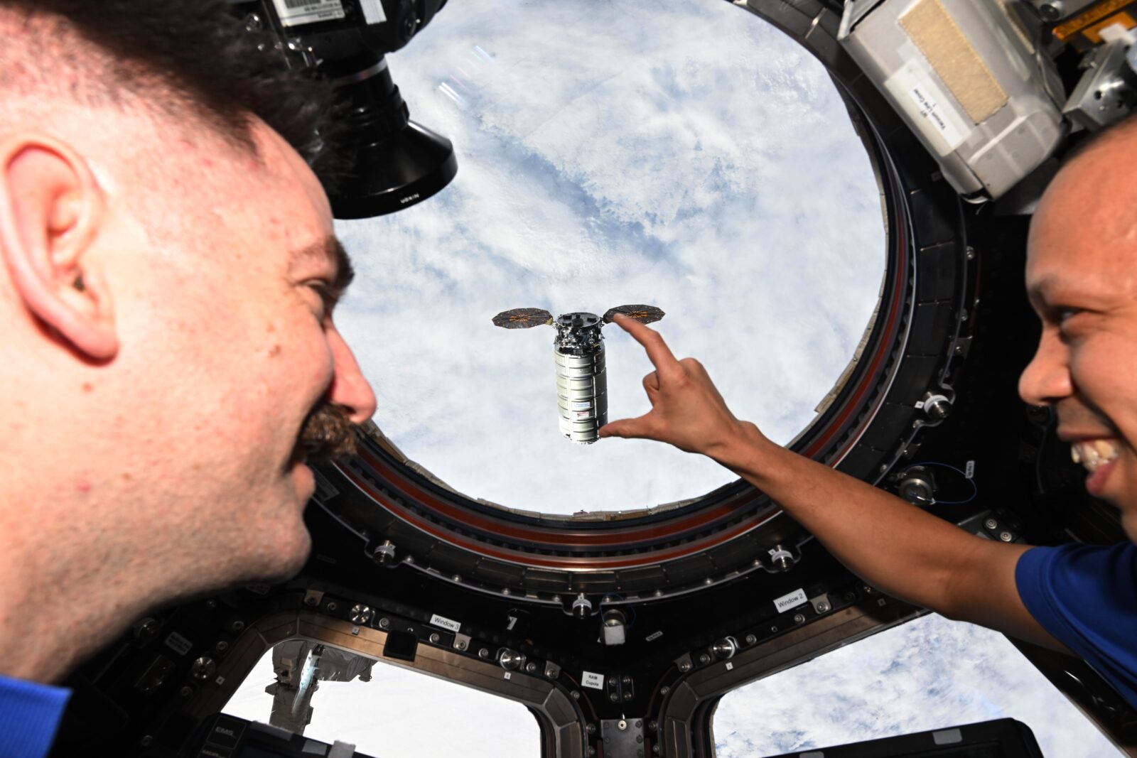 Космический обман зрения: астронавт NASA «удерживает» грузовой корабль пальцами