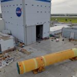 К Луне и дальше: NASA отправило огромную ракету для миссии «Артемида-3» к месту запуска