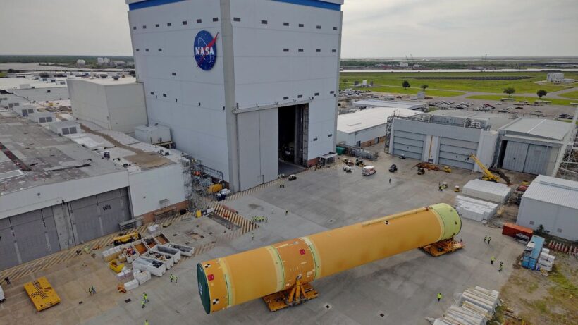 К Луне и дальше: NASA отправило огромную ракету для миссии «Артемида-3» к месту запуска