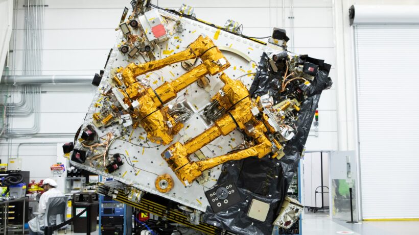 Рука помощи с орбиты: DARPA наконец готова дозаправлять спутники за 35 000 км от Земли