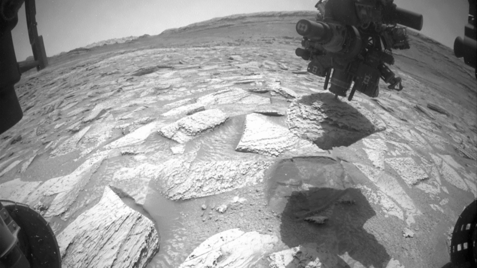 Марсианский «гвоздь»: марсоход Curiosity не мог избавиться от камня почти неделю