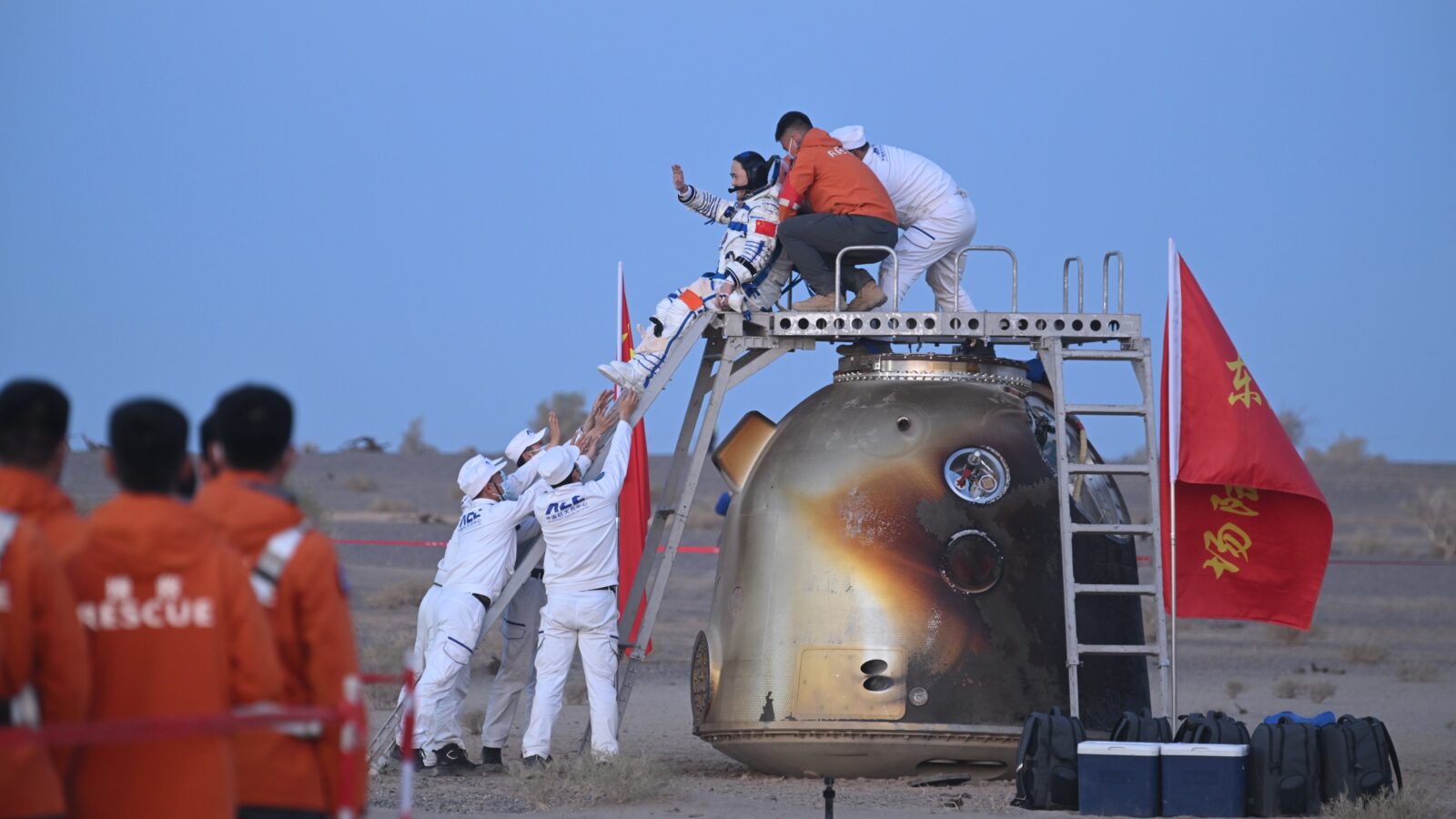 Возвращение домой с приключениями: как китайский экипаж «Шэньчжоу-21» избежал космической катастрофы