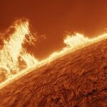 Огненные драконы и магнитный дождь: астрофотограф заснял исполинские протуберанцы на Солнце