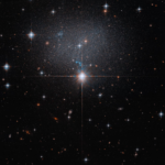Крошечная галактика в Большом Псе: Hubble запечатлел редкий «неправильный» космический бриллиант