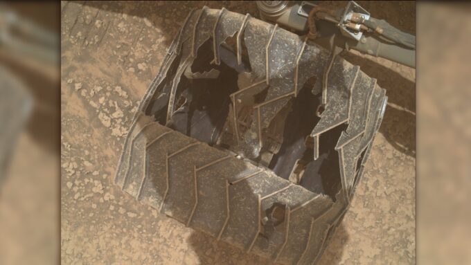 32 километра по Марсу не проходят даром: Curiosity показал израненные колеса, но в NASA говорят — «держатся молодцом»