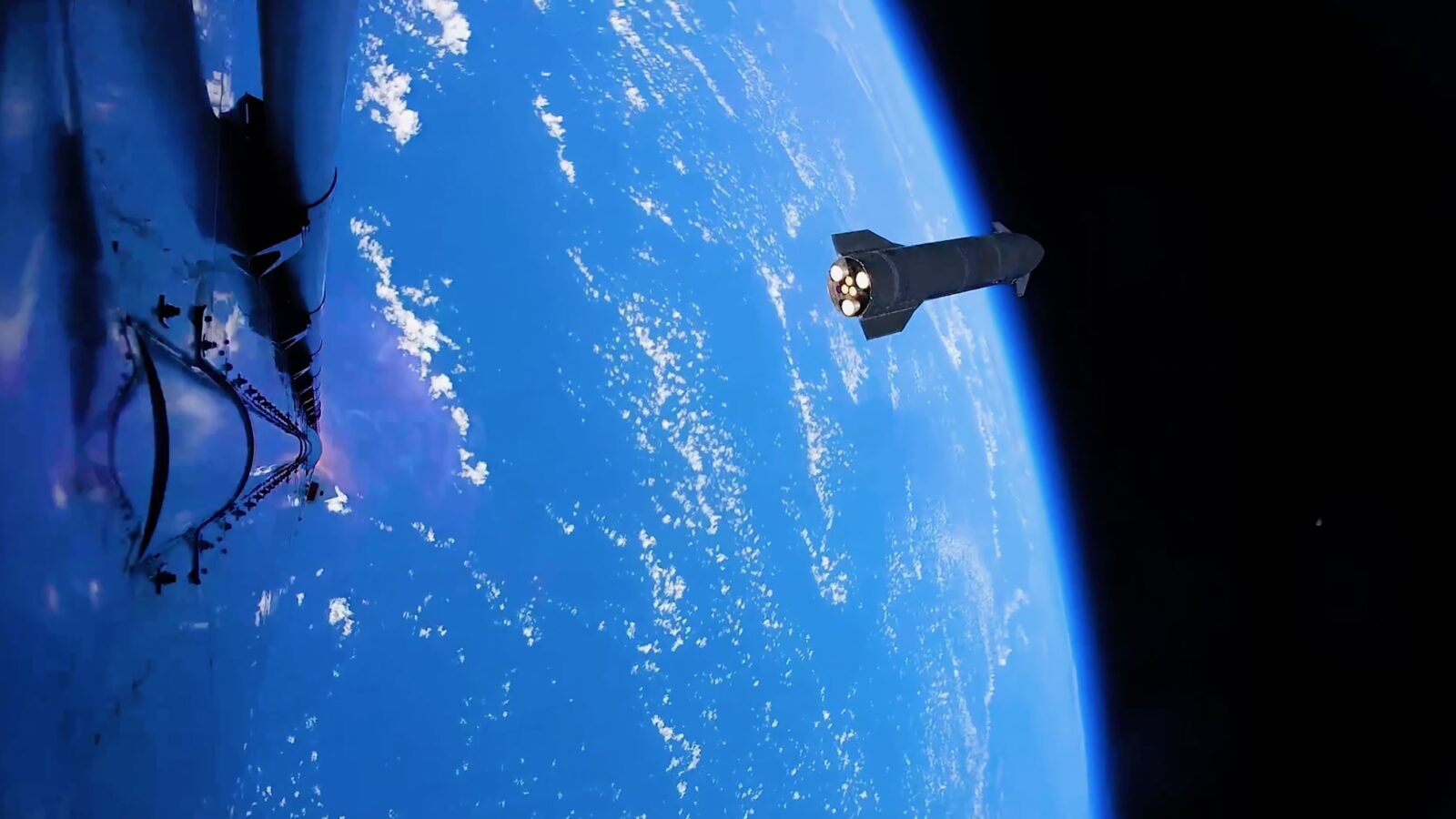 Взгляд из космоса на голубую Землю: SpaceX показала кадры 13-го полета Starship — корабль впервые пережил посадку в океан