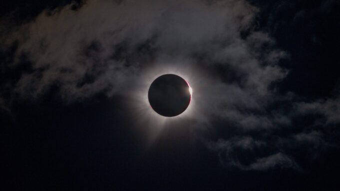 Момент перед полной фазой: кадр, который передаёт драму затмения 12 августа