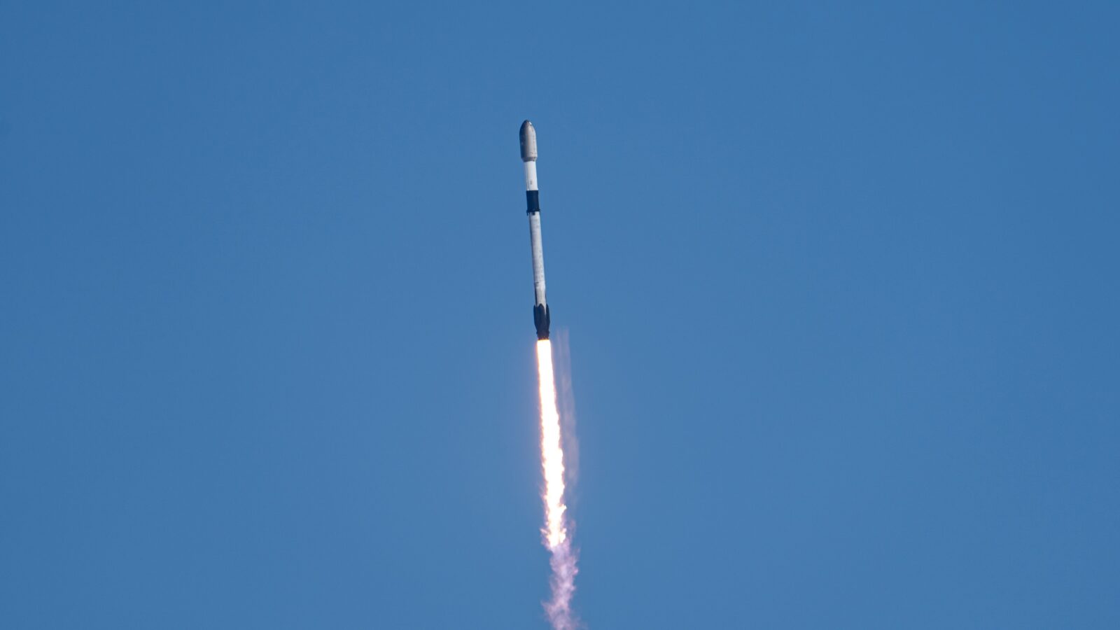 Шестнадцатый полет ветерана: SpaceX запустила 24 спутника Starlink с калифорнийского побережья