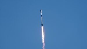 Шестнадцатый полет ветерана: SpaceX запустила 24 спутника Starlink с калифорнийского побережья