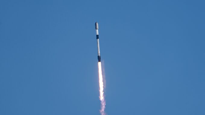 Шестнадцатый полет ветерана: SpaceX запустила 24 спутника Starlink с калифорнийского побережья