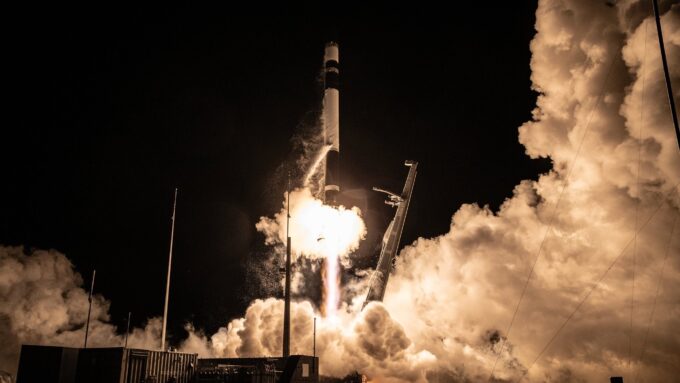 Японская богиня на орбите: Rocket Lab запустила радарный спутник после месячной задержки