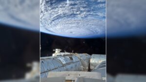 Тайфун с орбиты: астронавт NASA снял на iPhone супершторм, идущий на Окинаву