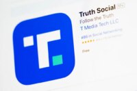 «Продажа приоритетного доступа к новостям»: Трампа подали в суд за платный сервис Truth Social